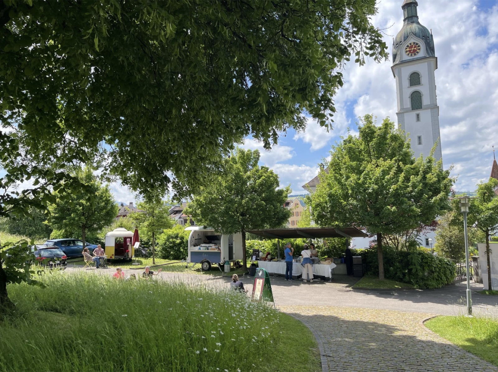 Markt am Dorfplatz in Sempach, Kirchturm im Hintergrund